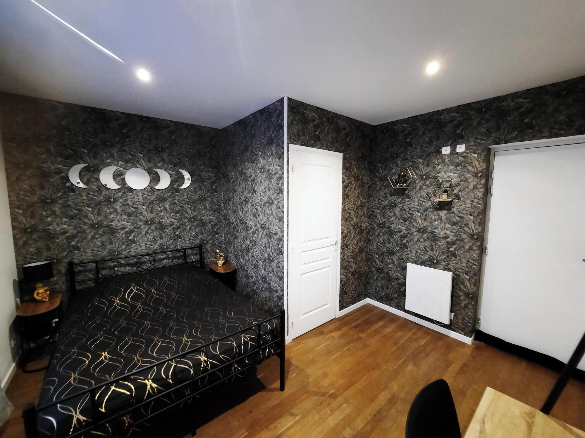 8 slaapkamers, een strijkplank/strijkijzer, wifi, beddengoed