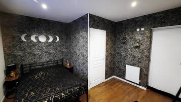 8 slaapkamers, een strijkplank/strijkijzer, wifi, beddengoed