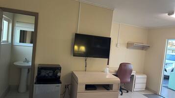 Escritorio, espacio para trabajar con laptop y wifi gratis