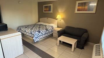 Escritorio, espacio para trabajar con laptop y wifi gratis