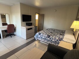 Escritorio, espacio para trabajar con laptop y wifi gratis 