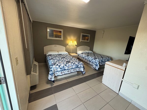 办公桌、笔记本电脑工作区、免费 WiFi