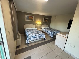 Escritorio, espacio para trabajar con laptop y wifi gratis 