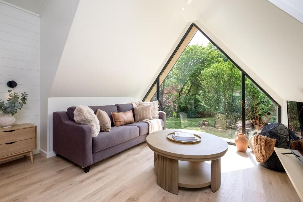 Deluxe Cabin, Garden View | Living area | Smart TV