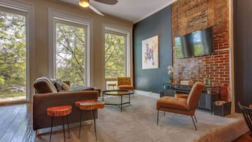 Téléviseur, livres, chaîne audio