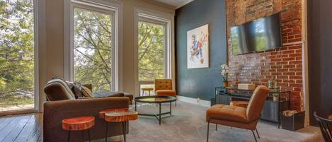 TV, bøker og stereoanlegg