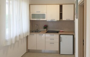 Kühlschrank, Ofen, Wasserkocher mit Kaffee-/Teezubehör