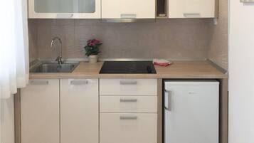 Fridge, oven, coffee/tea maker, cookware/dishes/utensils