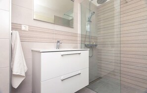 Shower - Stunning home in Linardici with private swimming pool, can be inside or outside (Linardici)
