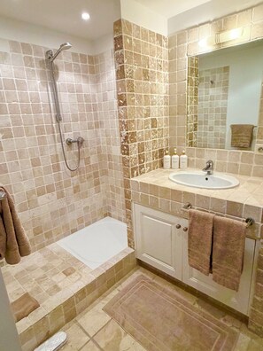 Hair dryer, towels, soap, toilet paper - Prestigious villa in Cannes, combining Provencal charm and contemporary luxury. (Vallauris)