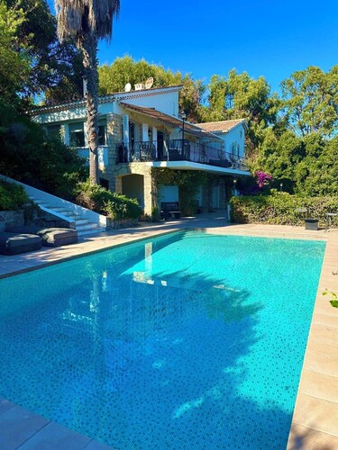 Villa de prestige à Cannes, alliance de charme provençal et luxe contemporain.