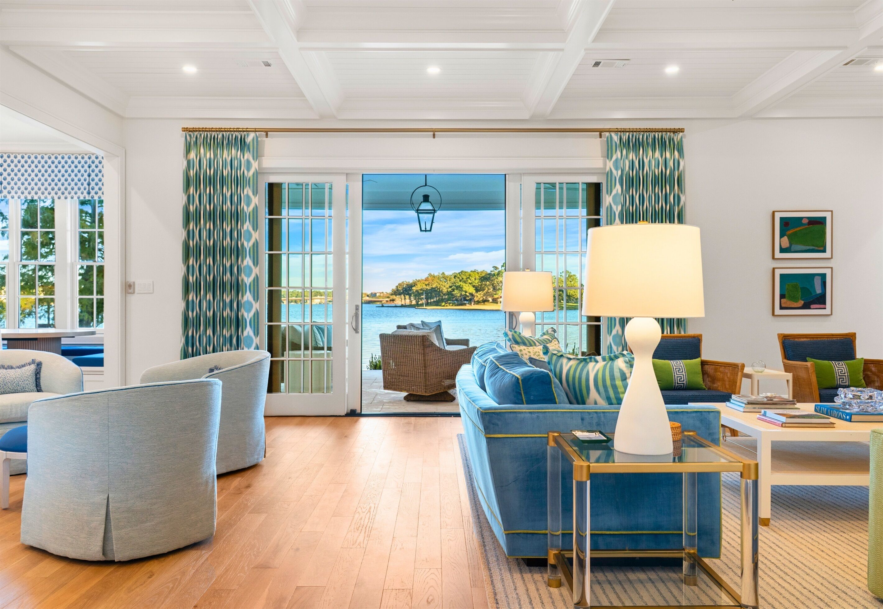 TV connectée, cheminée, baby-foot, table de tennis de table