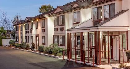 Super 8 by Wyndham Nyack NY