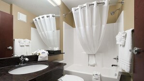 Une salle de bain avec un lavabo, des toilettes et une baignoire.