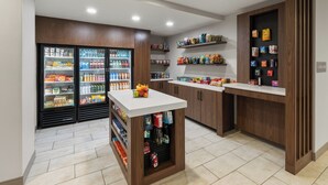 Eine Küche mit Kochinsel, Holzschränken und einem Kühlschrank.
