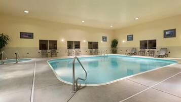 Alberca techada y alberca al aire libre