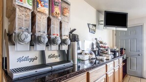 Eine Küche mit einer Kaffeestation, inklusive mehrerer Kaffeemaschinen, einem Wasserkocher und einem Toaster.