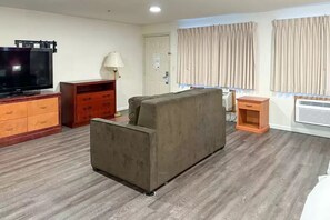 Living area - Econo Lodge Edmonds North Seattle, WA (Edmonds)