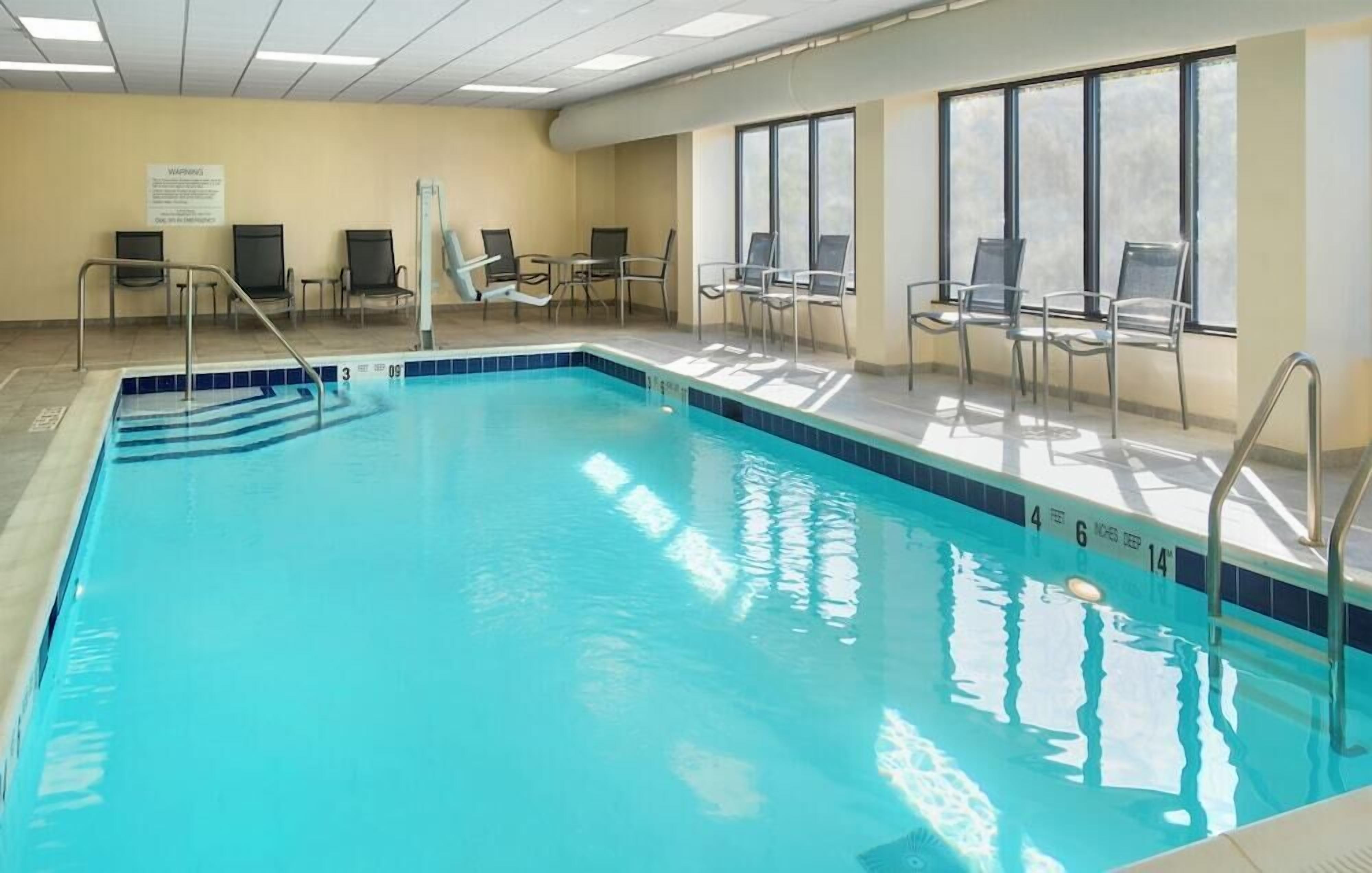 室內游泳池和室外游泳池