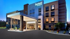 A Fairfield by Marriott hotel with a modern design, featuring a prominent entrance and a well-lit facade. - Fairfield by Marriott Inn & Suites Rome NY (Rome)