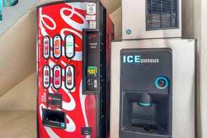 Una màquina expenedora de Coca-Cola amb un panell digital i un dispensador de gel de Coca-Cola.
