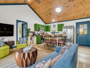 Interior - 1 mile Pkwy~Single level ~ Sauna, Outdoor Movies (Pigeon Forge)