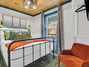 2 bedrooms, iron/ironing board, free WiFi, bed sheets - 1 mile Pkwy~Single level ~ Sauna, Outdoor Movies (Pigeon Forge)