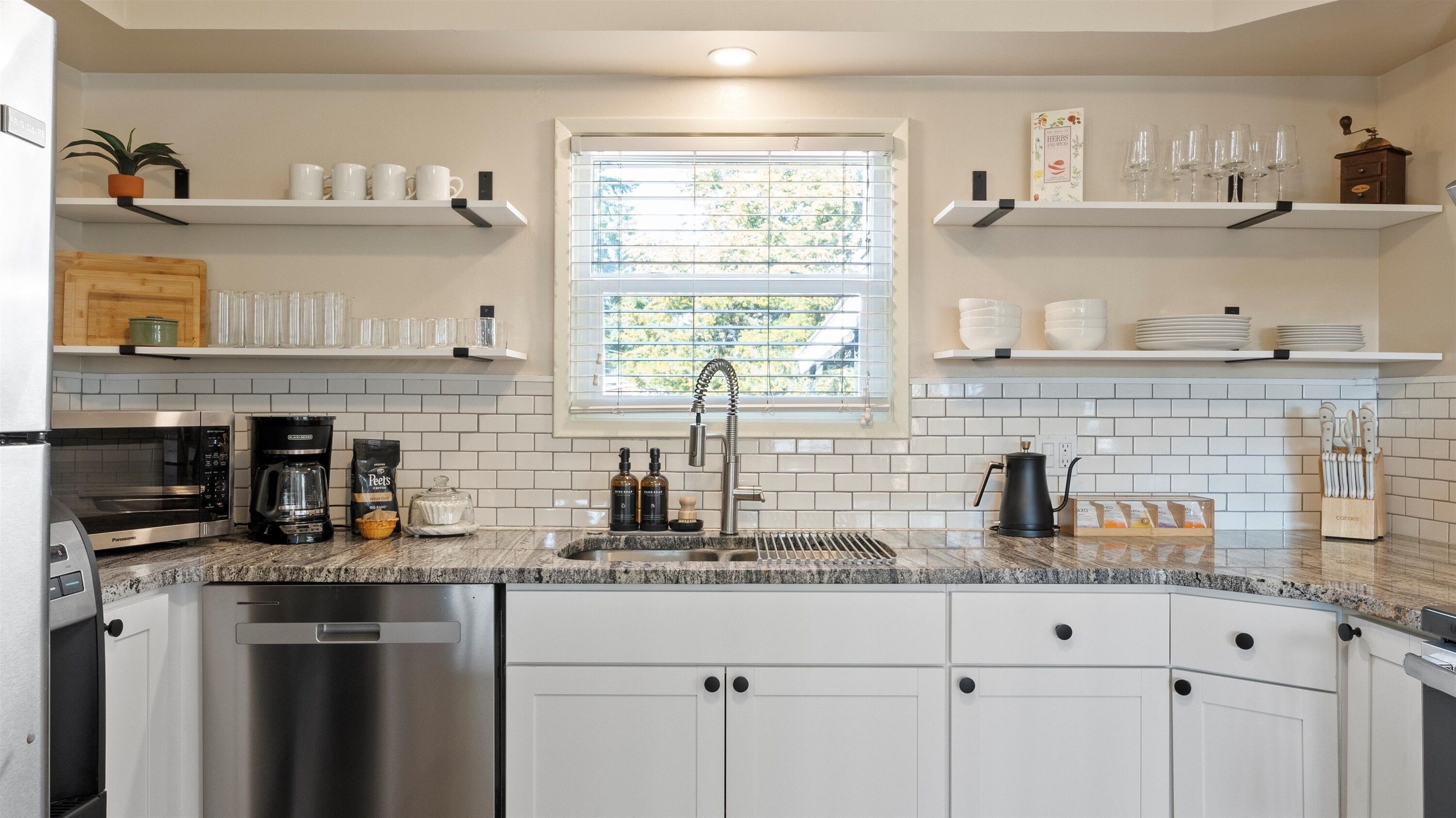 冰箱、微波炉、烤箱、炉灶