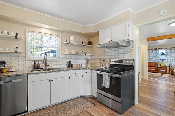 Frigorífic, microones, forn i placa de cuina