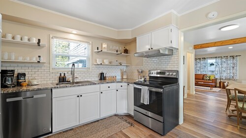 Modern 3bed / 1.5bath • Near Hanford & Riverfront