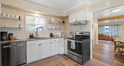 Modern 3bed / 1.5bath • Near Hanford & Riverfront