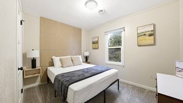 3 slaapkamers, een strijkplank/strijkijzer, gratis wifi, beddengoed