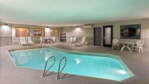 Kolam renang indoor dan kolam renang outdoor