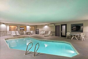 Una piscina techada, una piscina al aire libre