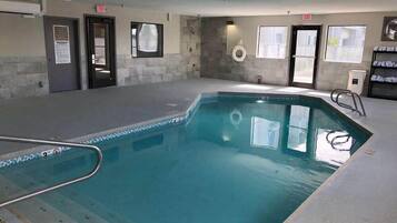 Una piscina cubierta, una piscina al aire libre