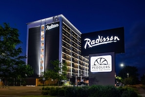 A Radisson hotel with a sign for the Peddlers Pub. - Radisson Hotel St. Paul Downtown (St. Paul)