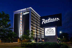 A Radisson hotel with a sign for the Peddlers Pub. - Radisson Hotel St. Paul Downtown (St. Paul)