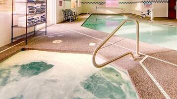 Een binnenzwembad, een buitenzwembad