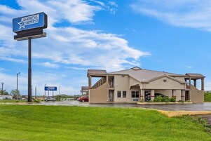 Un edificio moderno con un letrero que dice "AMERICAS BEST VALUE INN".