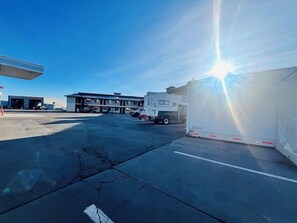 Property grounds - King City Motel by OYO Pasco (Pasco)