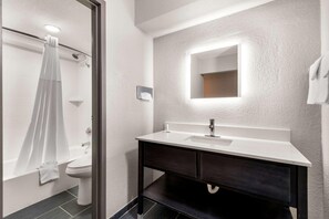 Bathroom - Clarion Pointe Rhinelander Downtown (Rhinelander)