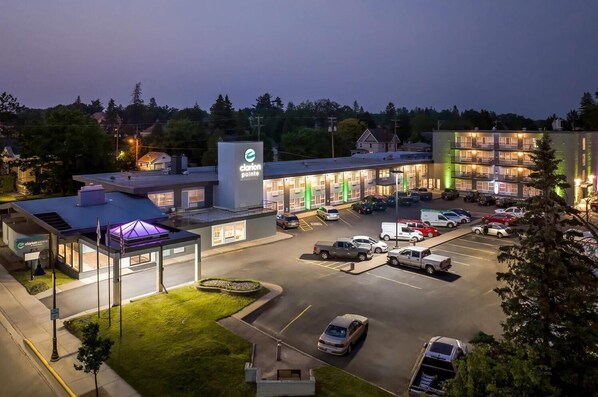 Un hôtel Clarion Pointe doté d’un parking, de plusieurs bâtiments et d’une entrée bien éclairée.