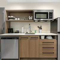 Una cocina moderna equipada con lavavajillas, microondas y refrigerador.