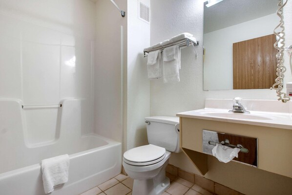 A bathroom with a bathtub, toilet, and sink. - Econo Lodge Oacoma - Chamberlain West (Oacoma)