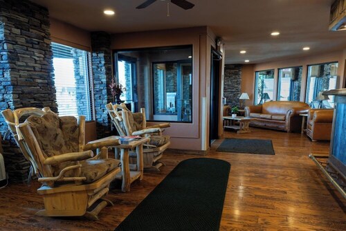 Pinedale Hotel & Suites