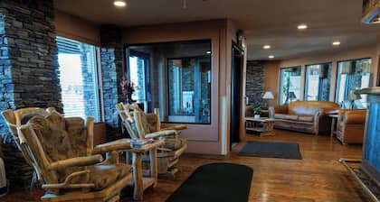 Pinedale Hotel & Suites