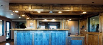 Pinedale Hotel & Suites