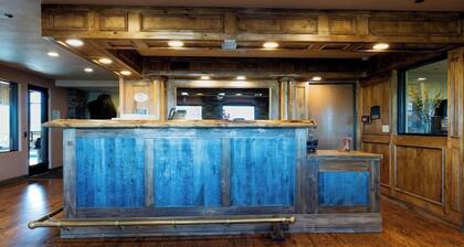 Pinedale Hotel & Suites