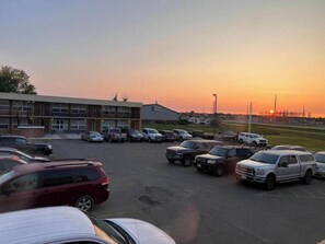 Property grounds - Devils Lake Inn By OYO Near Devils Lake Regional Airport (Devils Lake)