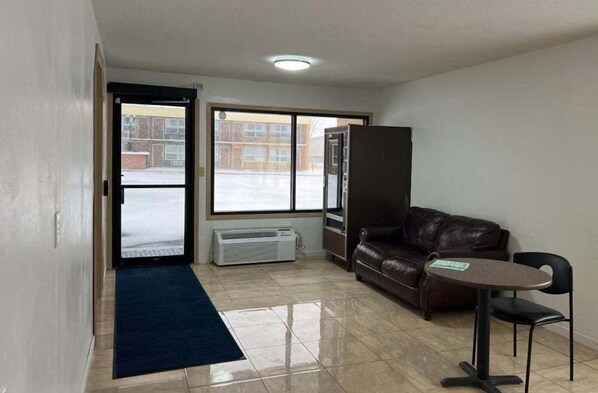 Living area - Devils Lake Inn By OYO Near Devils Lake Regional Airport (Devils Lake)